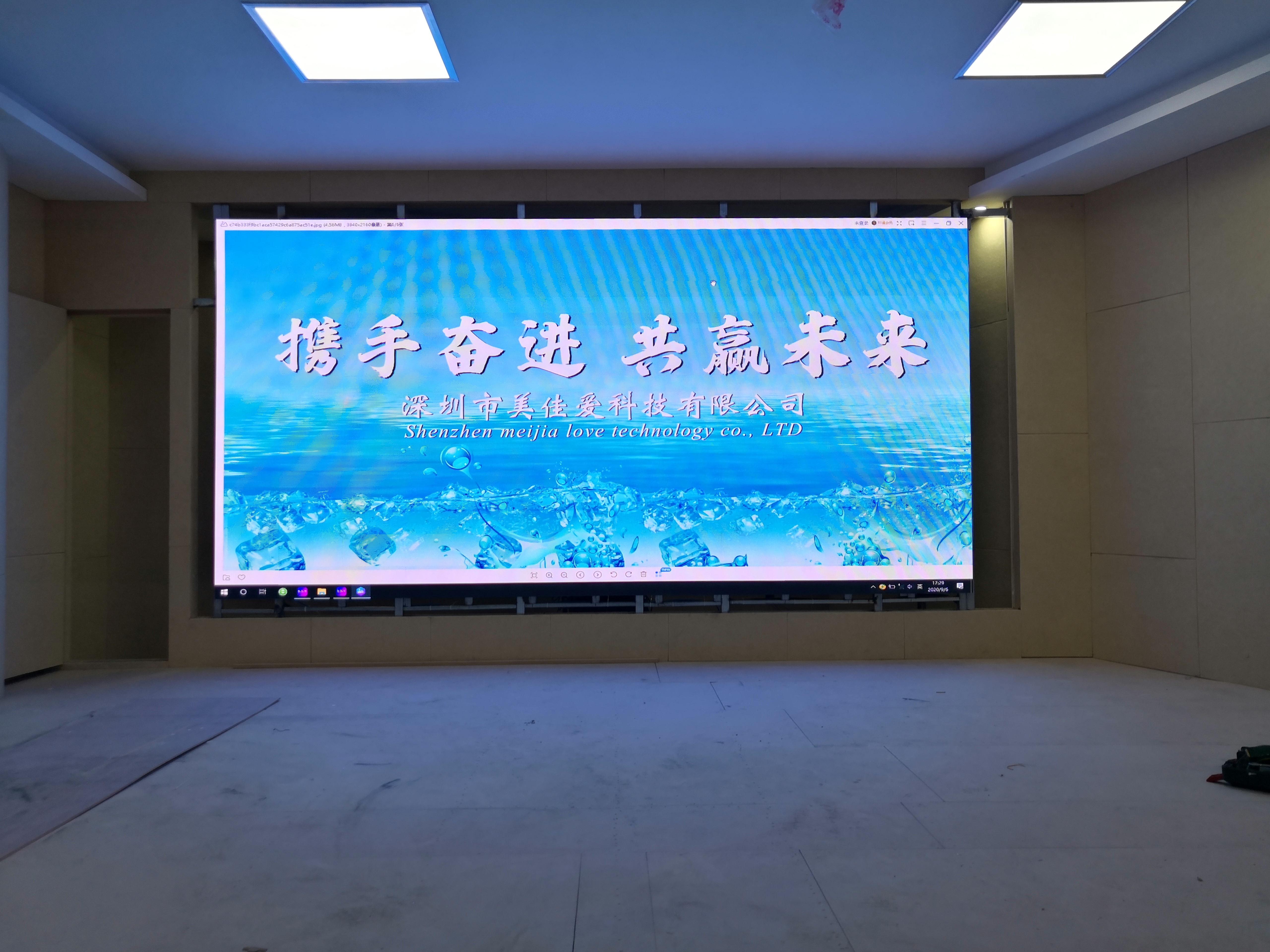 室内全彩P2.5LED显示屏-焊接壁挂支架-青海火车站