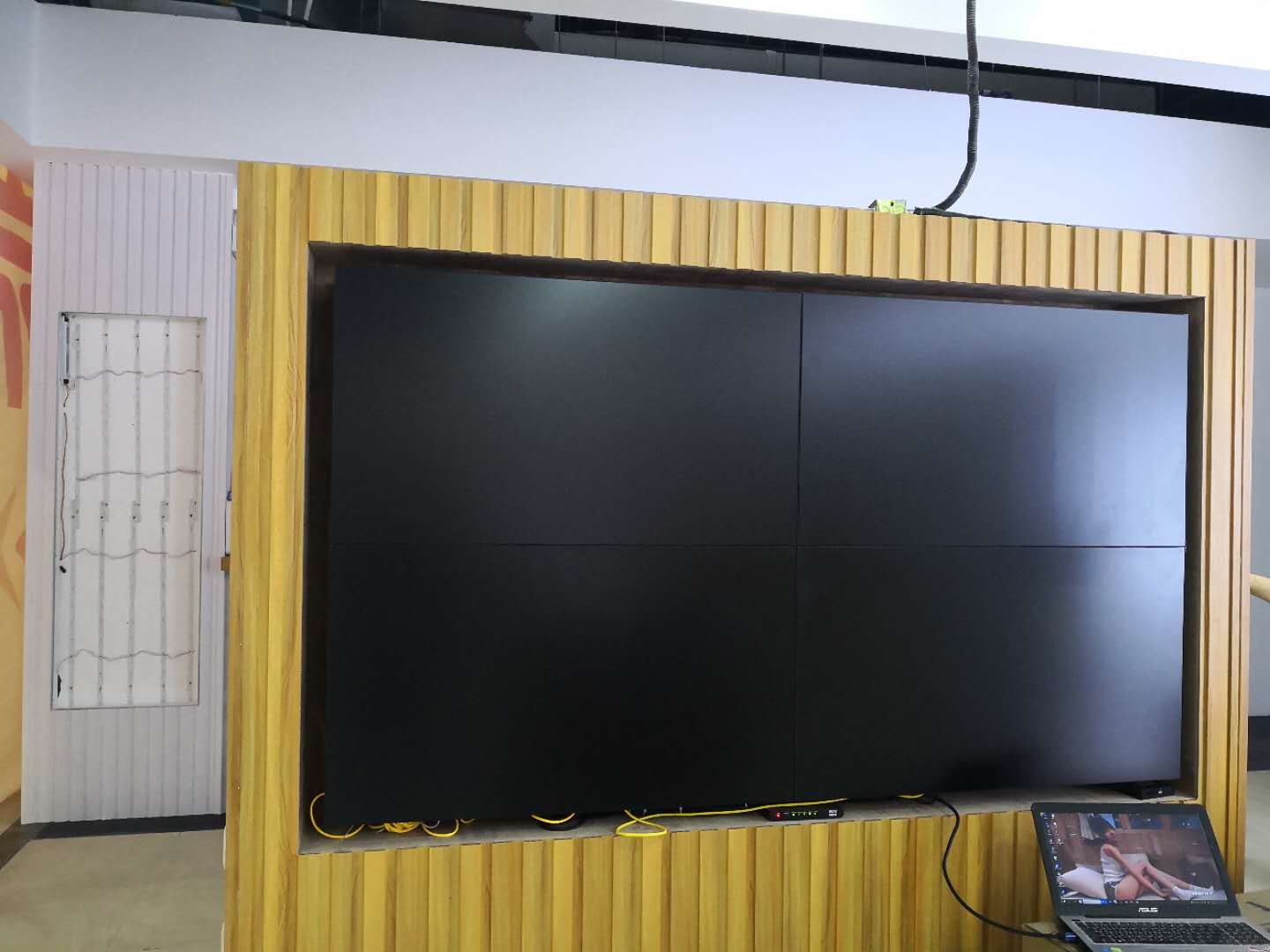 46寸3.5mm京东方液晶拼接屏-前维护支架-广东省湛江安装展示
