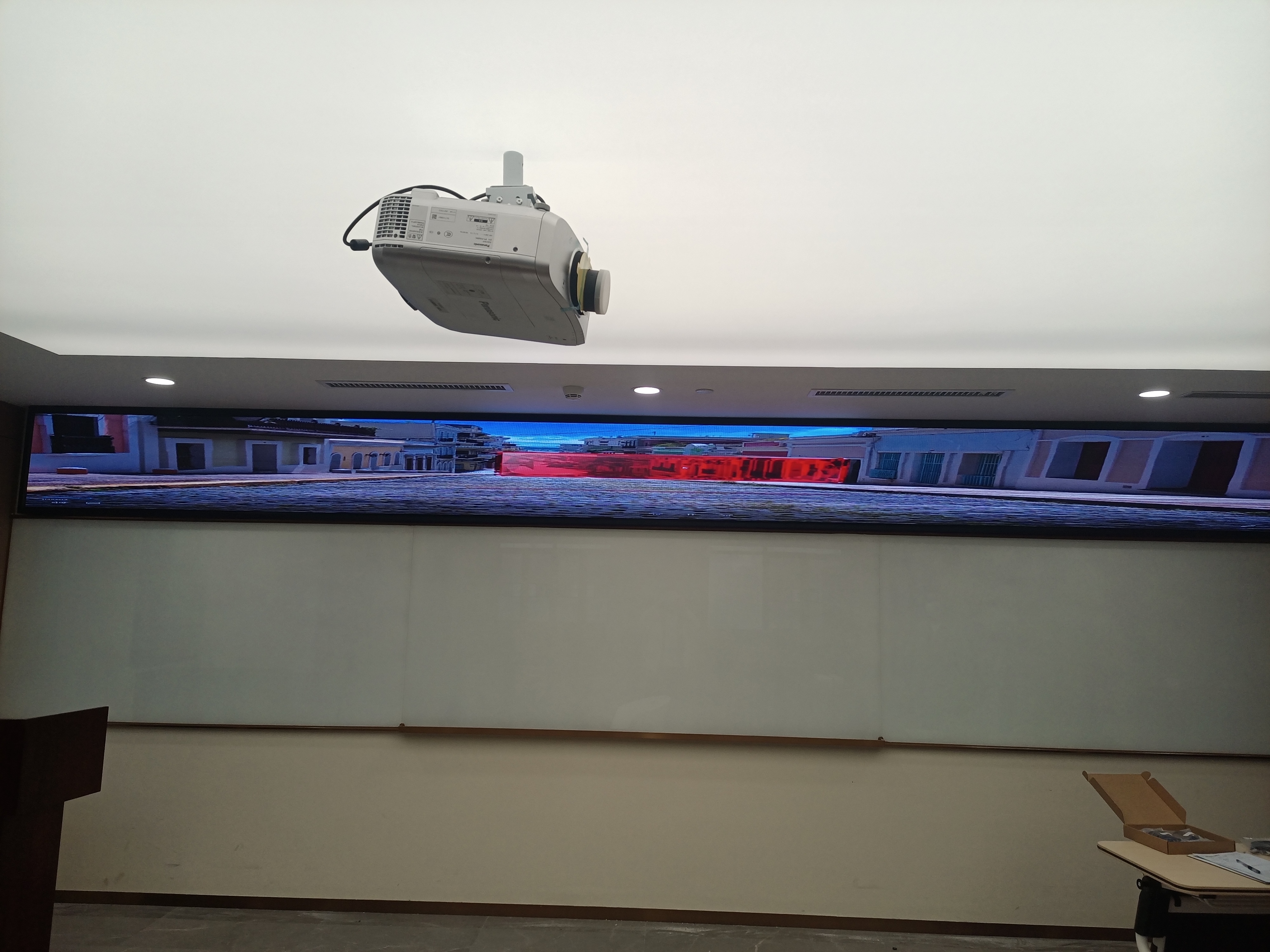 P2.0小间距LED显示屏-壁挂支架安装-深圳福田梅林润华松鹤养老中心